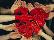 Mãos formando um coração. O mundo dos conjuntos envolve várias unidades de dezenas e centenas e geralmente não é uma conta exata