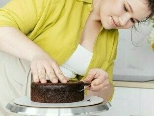 Confeiteira trabalhando. Um dia destes, sentada no sofá e transitando em alguns perfis, parei para observar uma página que eu já seguia, de uma brasileira que é confeiteira na Itália, entregando massas e recheios, sabores e decoração, tortas, bolachas, tudo com um toque personalizado, criado por ela para entregar algo diferenciado