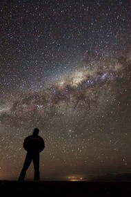 Un hombre observando la Vía Láctea