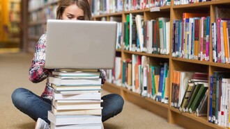Pesquisadora em biblioteca. Não é por se ser estudante que é só vida louca. Não é. O trabalhador normal chega ao fim de um dia de trabalho e desliga. O estudante chega ao fim de um dia de aulas e não desliga das milhentas coisas que tem para fazer: os trabalhos, as frequências, os prazos de avaliação, etc. No caso de um estudante que se encontre a escrever uma dissertação é mesma coisa – certo é apenas um trabalho académico, mas é um trabalho muito mais extenso em relação aos que estava habituado a fazer, com muitas fases, com muita pesquisa e com muitos altos e baixos, mas com muita intensidade e solidão à mistura