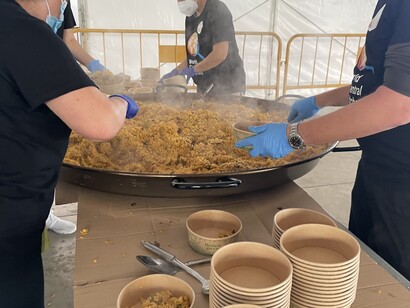DANA 29.10.2024. El humano es un ser de pertenencia a un colectivo en el que prima el bien común y la labor es sobre todo asociativa para poder lograrlo.Tinglado 2 del Puerto de Valencia preparando la comida para damnificados y voluntarios que están en los pueblos afectados