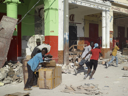 Luc Delahaye, Les pillards, 2010 © Courtesy of Luc Delahaye et de la galerie Nathalie Obadia, Paris / Bruxelles