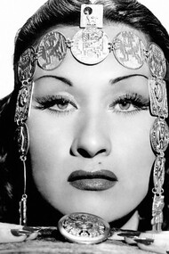 Yma Sumac. Grandie dans des paysages sauvages idylliques, sa bravoure vocale viendrait des échos des oiseaux qui l'entouraient depuis son enfance