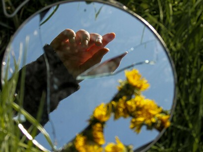 Não é Nietzsche que mata a Deus, mas a modernidade mediante o espírito positivista. A crença de que a ciência toma o lugar de Deus é tematizada por Nietzsche