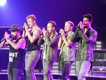 Mas não é só de alegrias que vivem os Backstreet Boys. Seu primeiro empresário, Lou Pearlman, foi denunciado pelos rapazes não só por contratos desleais, como também por exposição de menores a pornografia, álcool e drogas
