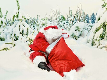 Babbo Natale nella neve tra gli alberi: "Quando Babbo Natale comparve tra gli alberi, il volto rotondo illuminato dalla barba argentata e il grande sacco sulle spalle che ondeggiava leggero, si fermò in un silenzio rispettoso"