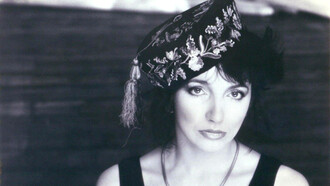 Kate Bush dans une photo publicitaire pour son album Hounds of Love, vers 1985