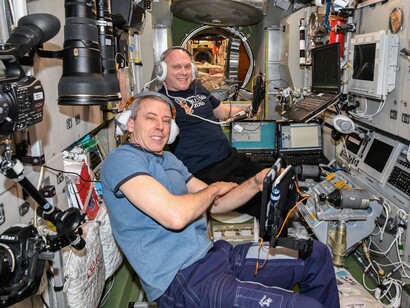 I membri dell'equipaggio della spedizione 55-56 Drew Feustel (in primo piano) e Oleg Artemyev