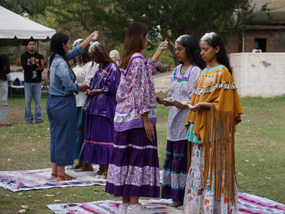 Bendición con maíz blanco, ceremonia tradicional de la cultura Ndee, N'nee, Ndé. Fotografía: Facebook Nación N'dee/N'nee/Ndé