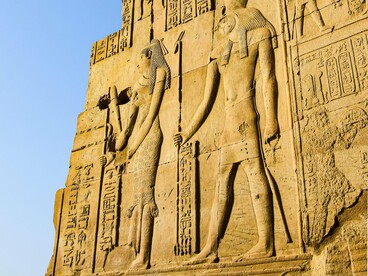 Mais uma vez, Louis se dava conta da profundidade que seu projeto continha. Por mais que não tivesse todo o tempo para se aprofundar (ao menos por enquanto) do modo que o assunto merecia, certamente seriam necessários alguns livros para desenvolver a contento – não só do público, mas principalmente seu – aquela temática