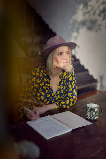 La escritura abre un espacio íntimo donde el silencio y la honestidad se encuentran