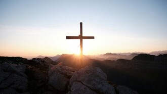 La croce rappresenta l’incontro tra il cielo e la terra, lo Spirito e la Materia