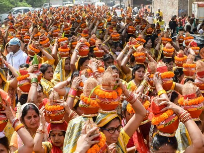 Jagannath Temple Mangal Kalash Yatra, India. A alegria de que me ocupo aqui é o sangue e o motor da esperança. É a condição necessária da esperança, ainda que não a condição suficiente. A alegria é a máxima imanência, enquanto a esperança é a transcendência: o ser levado à máxima potência. A alegria é presença incontida como emoção, a esperança é emergência como razão dessa emoção. A emergência é sempre um parto, uma luta contra o *status quo* no sentido de o expandir, uma invenção que o transcende. Sem a alegria, a invenção desliza facilmente em repetição