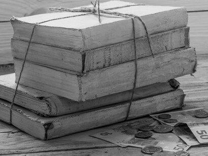 Detrás de la retórica espiritual suele ocultarse una trama económica donde la fe se traduce en capital y la salvación en negocio