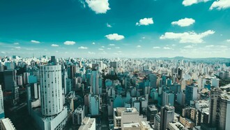 A utilização de fontes orais para reconstruir histórias de vida e memórias individuais tem se tornado uma ferramenta importante na micro-historiografia. "Viva o Povo Brasileiro" de João Ubaldo Ribeiro, apesar de ser uma obra de ficção, utiliza técnicas de história oral para construir narrativas que refletem as vivências de diferentes grupos sociais ao longo da história do Brasil. Publicado pela primeira vez em 1984, é um romance que aborda a constituição da identidade brasileira. O autor apresenta elementos da formação cultural do país, desde os povos indígenas até os europeus e africanos