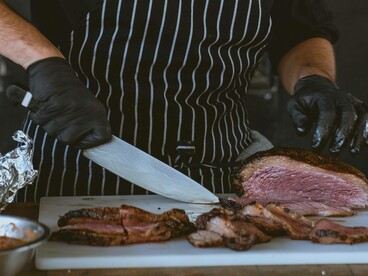 Macellaio al taglio: "... è la mancanza di conoscenza a penalizzare la carne, un errore che limita l’esperienza di sapore e l’apprezzamento della tradizione"