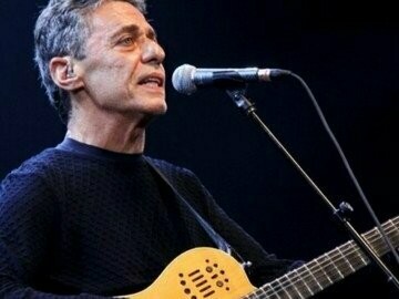 Chico Buarque de Hollanda é o amor platônico de muitas mulheres. Talvez sejam os olhos azuis, o sorriso comedidamente malandro ou o charme que só se aprimora com o tempo, entre cabelos grisalhos e rugas que contam histórias

