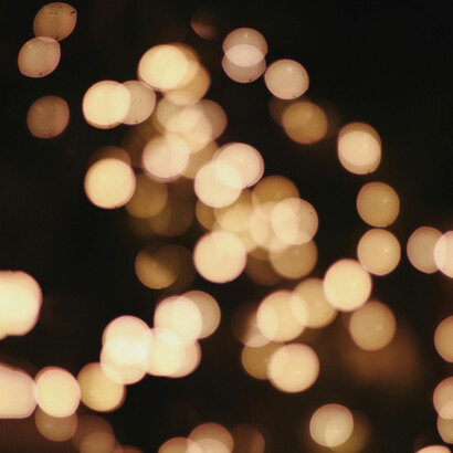 En los ojos de los niños, el titileo de las luces no es adorno sino promesa, como si algo invisible estuviera por llegar