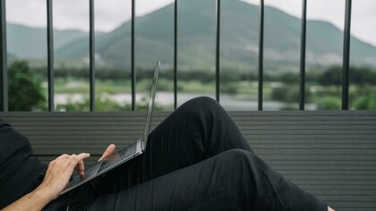 No papel, o teletrabalho parecia a solução perfeita para inverter o despovoamento: um programador em Penamacor, uma arquiteta em Trás-os-Montes ou um gestor na Beira Baixa, todos a trabalhar com equipas espalhadas por todo o mundo. A distância deixou de ser uma barreira