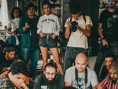 Grupo de jovens em São Paulo. O dossiê “História do tempo presente e os desafios éticos-políticos da historiografia no século XXI” aborda temas como arquivo, cultura popular, pandemia, história ambiental e negacionismo. Os pesquisadores exploram novos temas e abordagens, expandindo o campo historiográfico