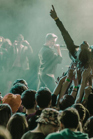 Pessoas de idades diferentes curtem show em festival de música que mescla diferentes gêneros e artistas em um só palco
