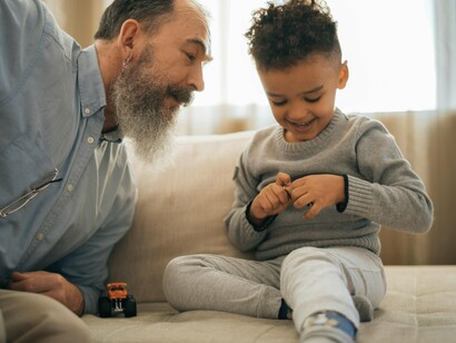 Meu avô, que hoje conta histórias em algum canto do céu, oferecia muito mais do que corrida. Narrava personagens como quem conta causos na família, pistas como se fossem ruas do bairro, riscos como parte natural da vida. Não era professor; jamais teve vocação pedagógica. Tinha paixão; amava aquilo. E o amor transmitido sem esforço é um tipo raríssimo de educação
