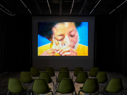 Howardena Pindell, Off the grid, exhibition view. Courtesy of White Cube