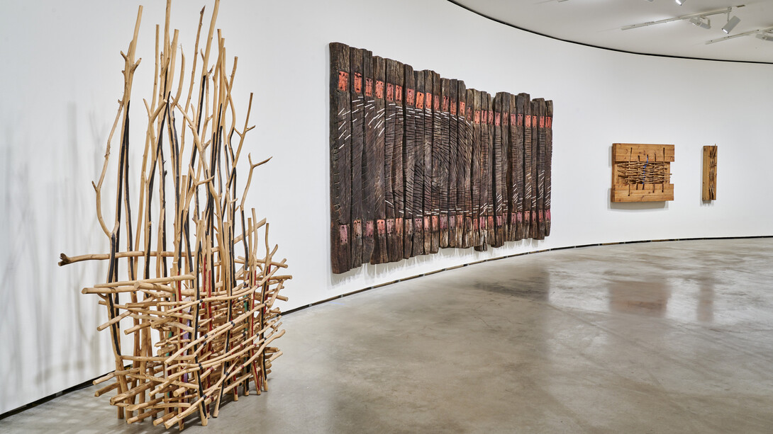 Artes de la Tierra, vista de exhibición. Cortesía de Guggenheim Museum Bilbao