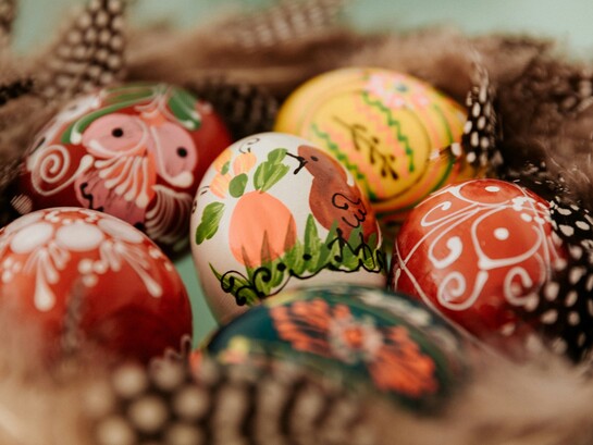 L’uovo, fin dall’antichità, è stato utilizzato come simbolo di vita, potenzialità e rinnovamento, presente in riti e tradizioni legati ai cicli naturali