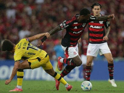 Jogadores do Flamengo em campo. Antes do Paulo Sousa, época do Jorge de Jesus, e até antes, afirmei que o Clube de Regatas do Flamengo deve ter sua equipe de alta performance na preparação física, médica, nutricional e funcionários exclusivos do Clube, adotando o aprimoramento profissional onde quer que existisse