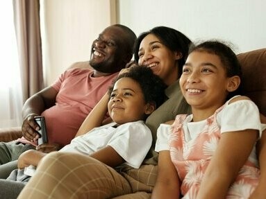 Jamais o teríamos como grande ícone da comunicação brasileira. Essa pessoa atende por dois nomes. Um deles é o nome de Batismo, Seynor Abravanel (Descendente de Isaac Abravanel, um dos grandes estadistas e filósofos de Portugal) e outro nome é o do seu personagem que tanto alegrou os brasileiros, Silvio Santos. Essa travessia de seus antepassados compôs boa parte dos valores desse grande brasileiro. O qual tem parte de suas raízes ligadas ao território português