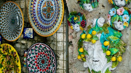 Nella Costiera Amalfitana e a Vietri sul Mare, la ceramica è un’arte antica tramandata da generazioni, famosa per i colori vivaci e i motivi ispirati al mare e ai limoni