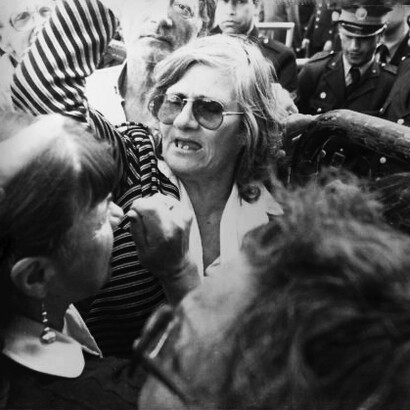 Norm Plá, la jubilada más famosa del país, encarna la ironía y la valentía de una mujer que transformó la protesta en un acto de dignidad