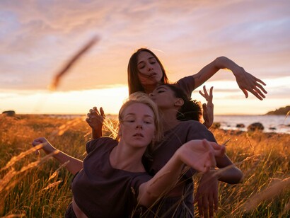 A solução não é virar esponja emocional que aceita tudo. Não é abandonar o discernimento ou se tornar dependente. É cirurgia de precisão na sua relação com o ato de receber

