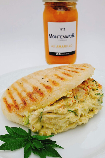 Los productos artesanales de Montemayor se distinguen por el uso de ajíes naturales y por una codificación cromática que orienta su aplicación culinaria