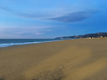 Castelldefels, a pesar de su tamaño relativamente reducido, acoge a personas de 115 nacionalidades distintas. Esta diversidad le confiere un carácter cosmopolita que se respira en sus calles. El Mediterráneo de Castelldefels, España