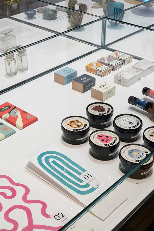 Vari artisti, Swiss design collection, vista della mostra. Con il cortese permesso del Museum für Gestaltung Zürich