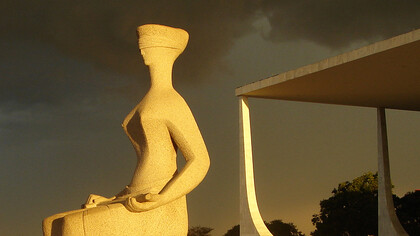Escultura "Justiça" na Praça dos Três Poderes, Brasília, capital brasileira. A judicialização da saúde no Brasil vem crescendo de forma exponencial. Segundo o Conselho Nacional de Justiça (CNJ), entre 2008 e 2017, houve um aumento de 130% nas demandas judiciais relacionadas à saúde
