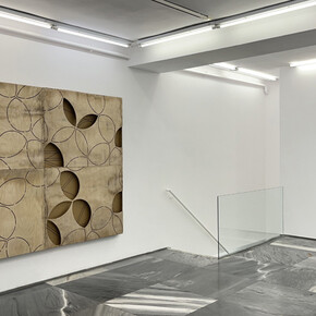 Manu Muniategiandikoetxea, Nao es tu, ez da zu, no es tu, vista de exhibición. Cortesía de Espacio Mínimo 