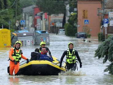 Un'operazione di salvataggio durante l'alluvione in Emilia Romagna del 2023