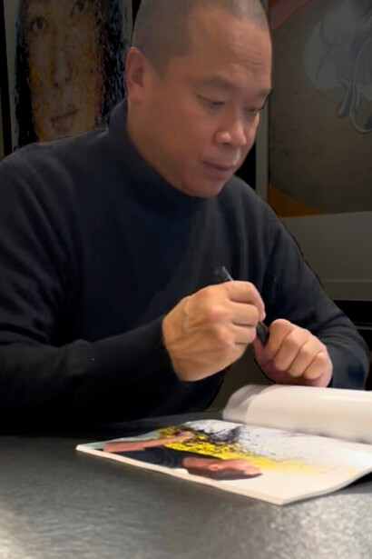 Entre lignes nerveuses et silences habités, l’œuvre de Hom Nguyen rappelle que l’art peut transformer les blessures en force lumineuse