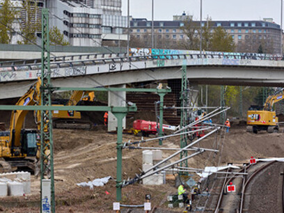Derrida, con quien asociamos el término de deconstrucción, lo sabía con claridad: hay que mirar al otro cabo a la otra orilla. Trabajos de deconstrucción en el puente de la circunvalación Berlín-Charlottenburg, 2025, Alemania