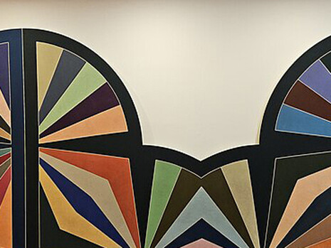 Isfahan III (1968) del artista americano Frank Stella. Obra significativa dentro de la colección del Museo de la Solidaridad Salvador Allende en Chile