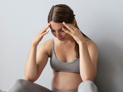 Son dos condiciones que implican cambios hormonales en el cuerpo femenino, pero suceden en etapas diferentes de la vida reproductiva