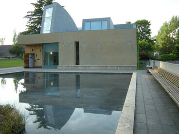 La conciencia del espacio como experiencia sonora y sensorial continuó en la arquitectura contemporánea. Steven Holl.Capilla de San Ignacio en Seattle, Washington, EE. UU.