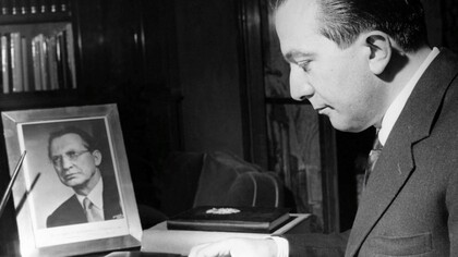 Giulio Andreotti nel suo studio a Roma, con una foto di Alcide De Gasperi, negli anni Cinquanta