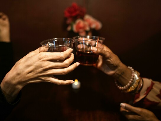 Brinde. No mundo, a vida insere os usos, os significados, os valores, os conhecimentos típicos da cultura de pertença e a linguagem. Assim, a Fenomenologia trata de uma estrutura face a face, entendendo que as acções sociais têm um significado contextualizado, de configuração social e não puramente individual 