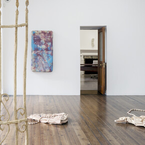 Kaari Upson, House to body shift, exhibition view. Courtesy of Sprüth Magers