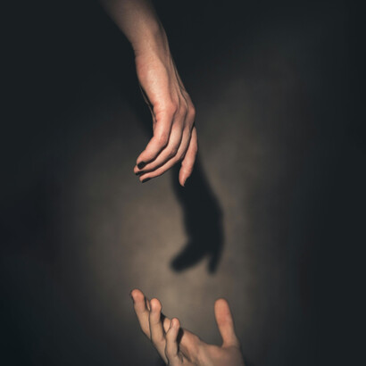 En la era de las pantallas, el afecto se mide en corazones virtuales y la soledad se disfraza de conexión