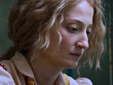 In foto Alba Rohrwacher (46 anni) è Alba nel film "Lacci" di Daniele Luchetti